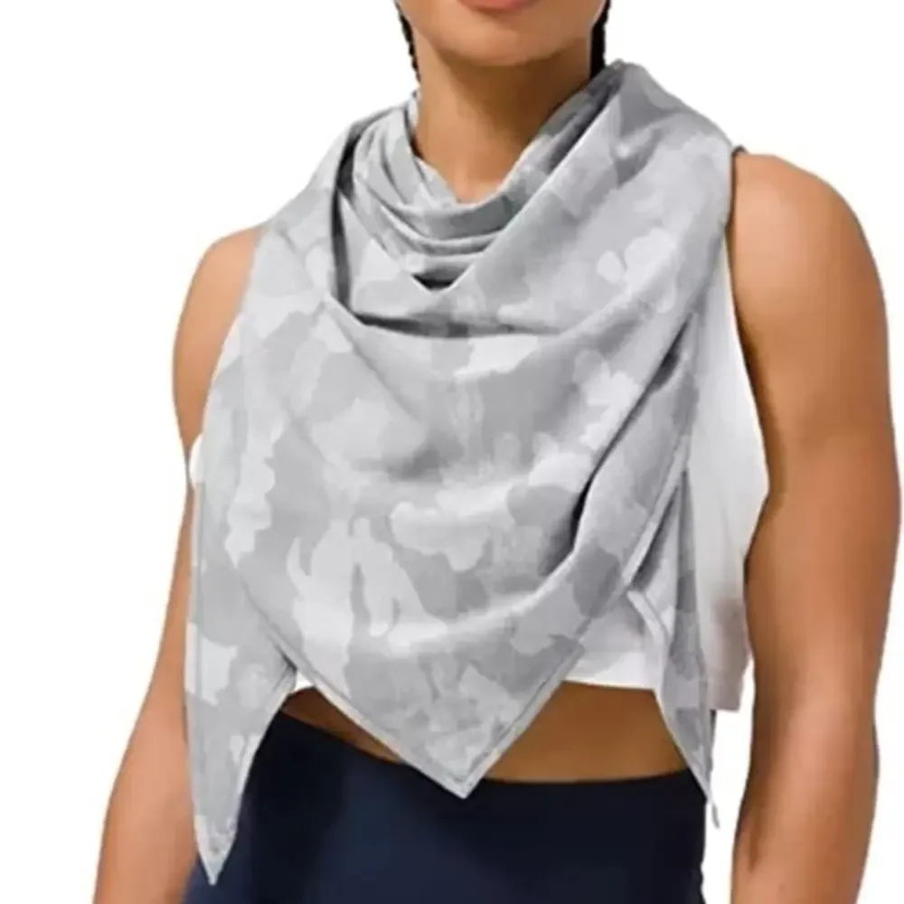 Lululemon all you need‎ camo scarf